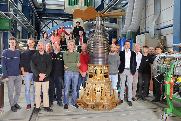 The members of the Institute of Thermal Turbomachinery and Machine Dynamics standing around their new "Christmas Pyramid" wish you all a Merry Christmas and a Happy New Year