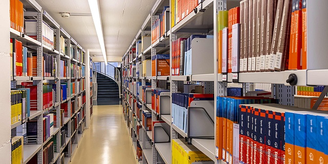 Bücherregale mit Büchern.