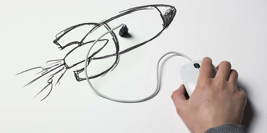 Bleistift-Zeichnung einer startenden Rakete, die per Kabel mit einer realen elektronischen Maus verbunden ist.