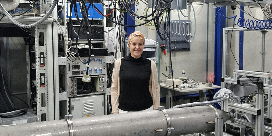 Junge Frau vor einer Small Angle X-Ray Scattering (SAXS) Beamline in einer Großforschungseinrichtung.