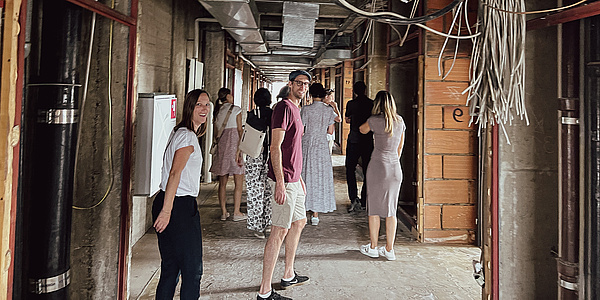 Bildunterschrift: Teilnehmende des Lehrgangs Nachhaltiges Bauen besichtigen den Rückbau der ehemaligen Grazer Vorklinik