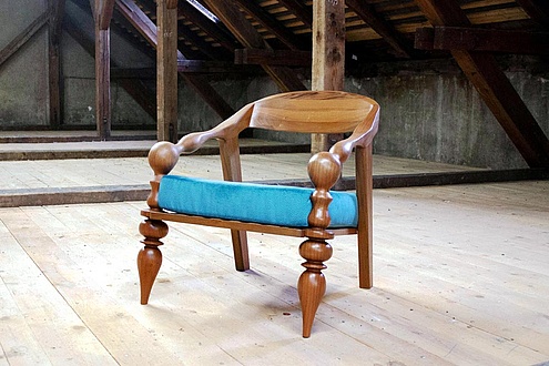 Stuhl aus Nussbaumholz mit türkisem Sitzpolster