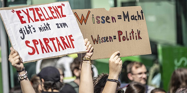 Demo-Schilder: Exzellenz gibt es nicht im Spartarif