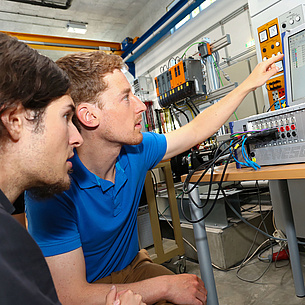 Two young men in front of a computer. Photo source: Fankl - TU Graz