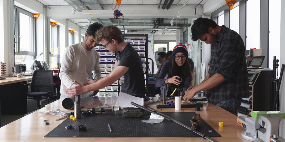 Studierende beim Prototyping am IIM Institut