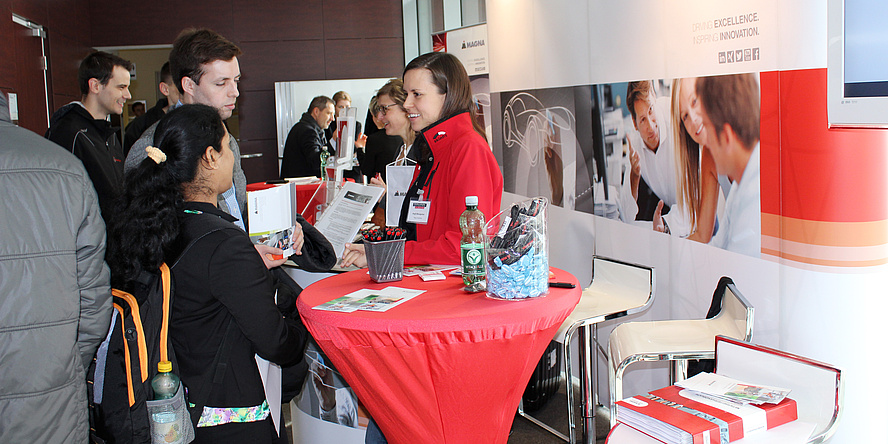 Besucherinnen und Besucher führen am FSI Recruiting Day angeregte Gespräche mit Personalverantwortlichen.