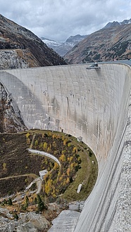 Eine große Staumauer