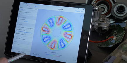 Computer mit Simulation, Motor im Hintergrund