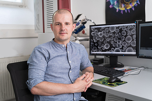 Researcher of the TU Graz in front of computer