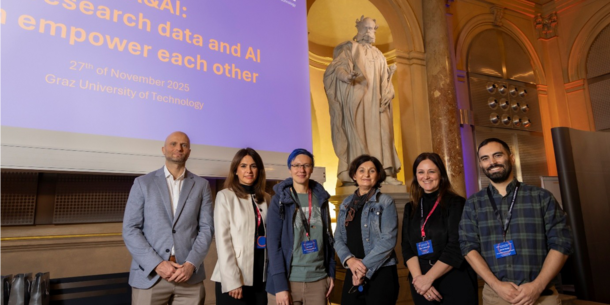 Sechs Personen in der Aula der TU Graz beim FAIR & AI Symposium.