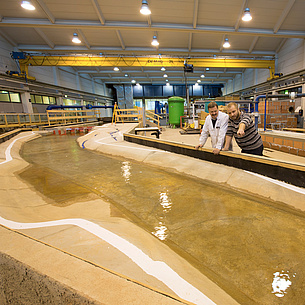Modell eines Flusses in einer großen Halle. Bildquelle: Lunghammer – TU Graz