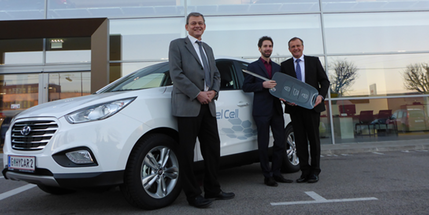 Helmut Eichlseder von der TU Graz, Alexander Trattner vom HyCentA und Michael Heilmann von Hyundai mit dem HyCar2.