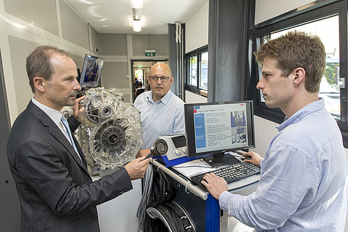 Das gesamte Team des AVL-TU Graz Transmission Center in einem Prüfstandsraum