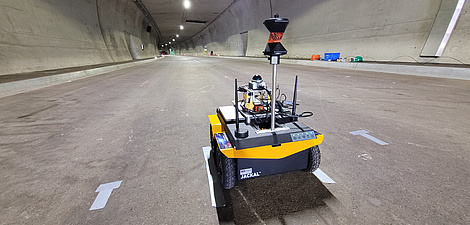 Ein vierrädriger Roboter fährt durch einen Tunnel.