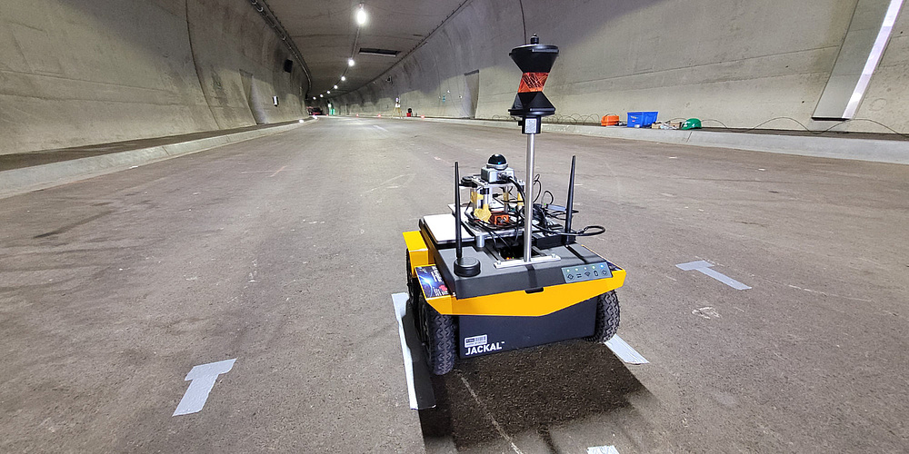 Ein vierrädriger Roboter fährt durch einen Tunnel.