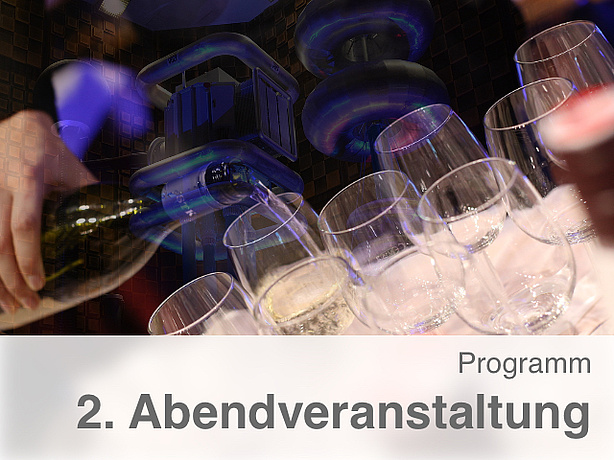 Wein wird in Gläser eingeschenkt.