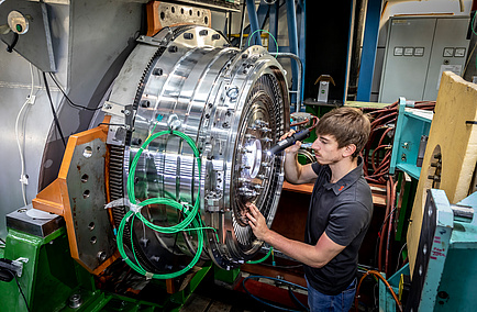 TU Graz student working on a turbine test rig