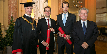 Gruppenbild der Sub Auspiciis Promotion mit Rektor Harald Kainz, Carlo Alberto Boano, Andreas Eitzlmayr und Bundespräsident Heinz Fischer in der Aula der TU Graz.