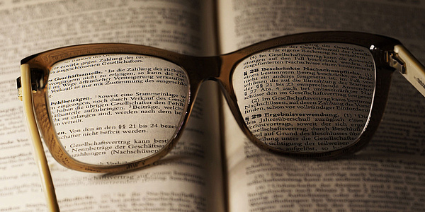Brille auf einem Rechtstext