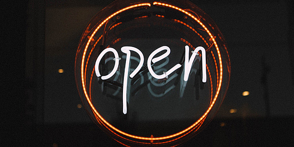 Neo-Schild mit der Aufschrift "Open"