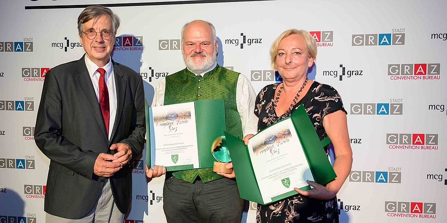 Franz Pichler und Ulrike Krießmann mit den Urkunden zum Congress Award