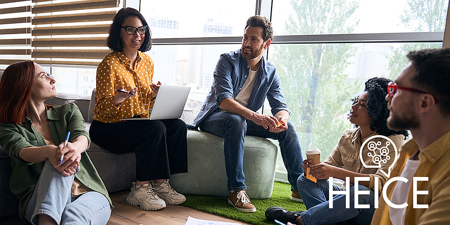 Frauen und Männer sitzen in modernem Büro und diskutieren