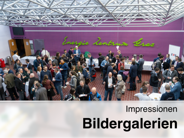 Große Menschenmenge bei einer Kaffeepause im „Energie Zentrum Graz“ vor lila Wand mit Schriftzug, Stehtischen, Buffet und geöffnetem Hörsaal.