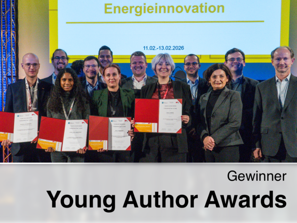 Eine Gruppe von Gewinnern der *Young Author Awards* hält stolz ihre Urkunden vor einem Bildschirm mit der Aufschrift „Energieinnovation“ (11.02.–13.02.2026).