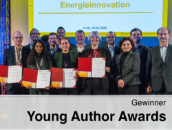 Eine Gruppe von Gewinnern der *Young Author Awards* hält stolz ihre Urkunden vor einem Bildschirm mit der Aufschrift „Energieinnovation“ (11.02.–13.02.2026).
