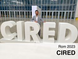 Robert Gaugl vor einem großen CIRED Logo.
