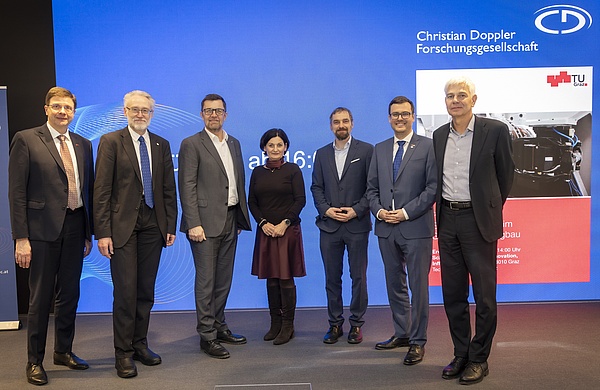 Franz Haas (Dekan der Fakultät für Maschinenbau und Wirtschaftswissenschaften der TU Graz), CDG-Vizepräsident Peter Prenninger, Kurt Strommer (Head of Product Portfolio Management & Advance Development bei Siemens Mobility Austria), Andrea Höglinger (Vizerektorin für Forschung der TU Graz), Harald Daxberger (Head of Research & Simulation bei Plasser & Theurer), Laborleiter Martin Leitner (TU Graz), Rudolf Morawetz (Vice President Innovation & Technology bei Miba) © Lunghammer – TU Graz