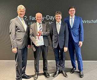 During the last faculty day end of June, the rector, the dean and the Kuriensprecher  bid farewell to Prof. Heitmeir, who will retire at the end of September.