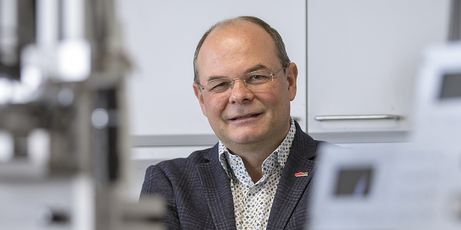 Lächelnder Mann mit Brille