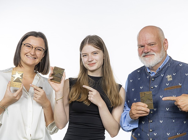 Lehrabsolventinnen Sanela Alic und Christina Raab zusammen mit ihrem Ausbildner Franz Pichler mit dem Stars of Styria Award