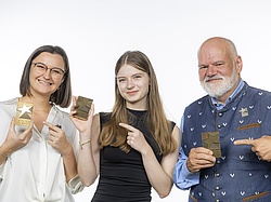 Graduates Sanela Alic and Christina Raab together with their trainer Franz Pichler with the Stars of Styria Award