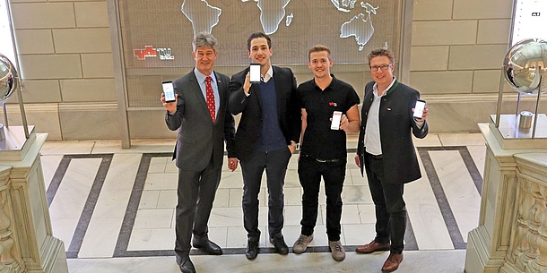 Rector Harald Kainz, Studo-Founder Julian Kainz, HTU-Chairman Georg Rudelstorfer and Vice Rector for Academic Affairs Detlef Heck show their smartphones with the Studo App.