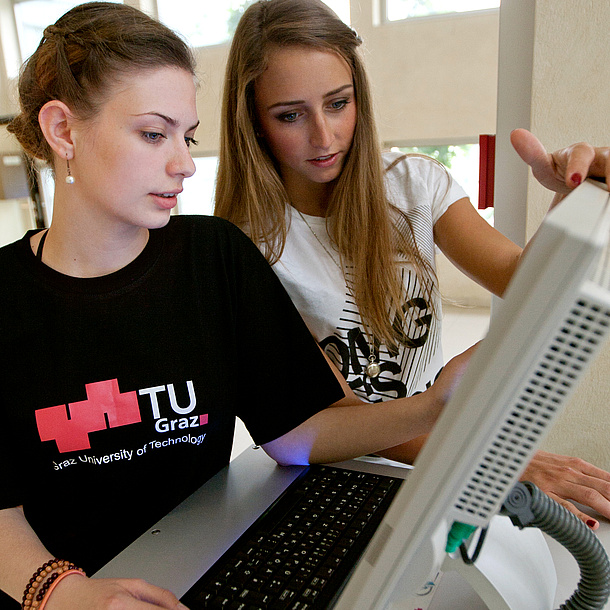 Zwei Junge Frauen vor einem PC. Bildquelle: Lunghammer – TU Graz