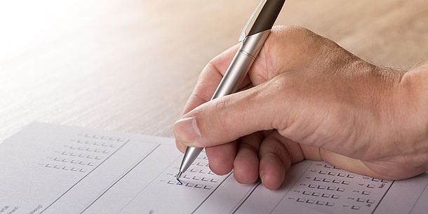 Hand, Stift und Zettel