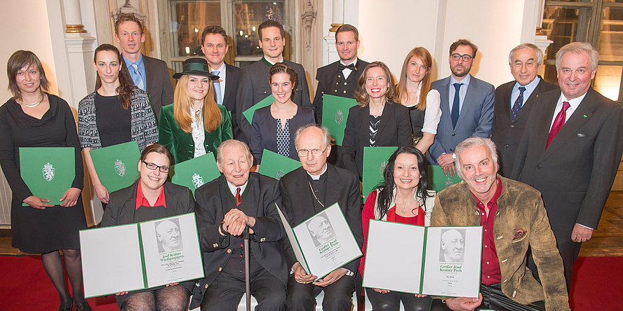Die Preisträgerinnen und Preisträger der Josef Krainer-Preise 2016 mit LH Hermann Schützenhöfer und Gerald Schöpfer, dem Obmann des steirischen Gedenkwerks, in der Aula der Alten Universität in Graz.