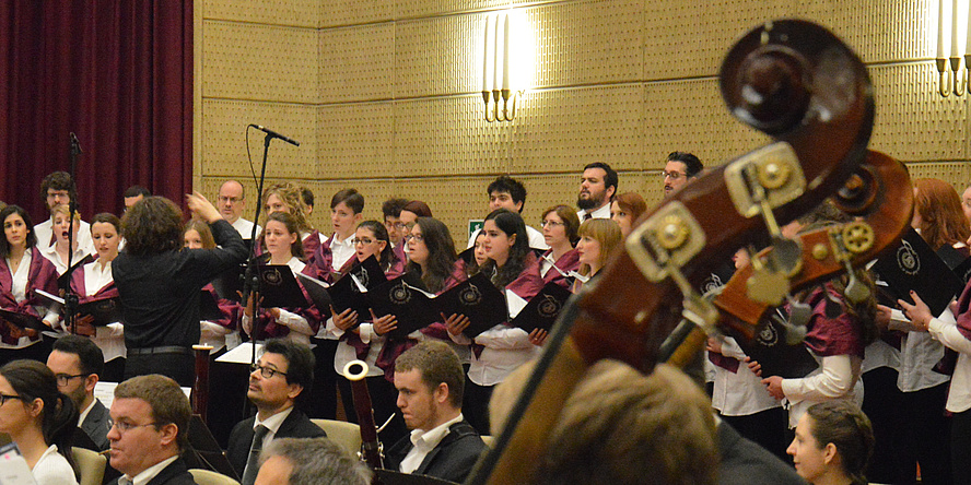 Der Chor der Universität Triest singt in kirchlicher Umgebung.