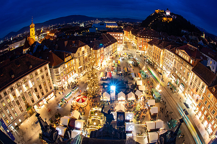 Weihnachtsmarkt in einem historischen Stadtzentrum von oben