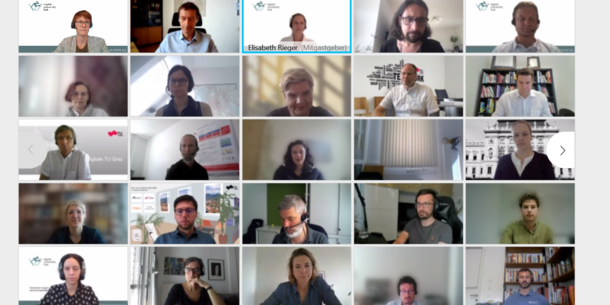 Screenshot von vielen Gesichtern bei einer gemeinsamen Videokonferenz.