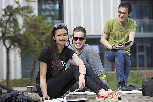 Drei Studierende lernen gemeinsam am Campus Neue Technik