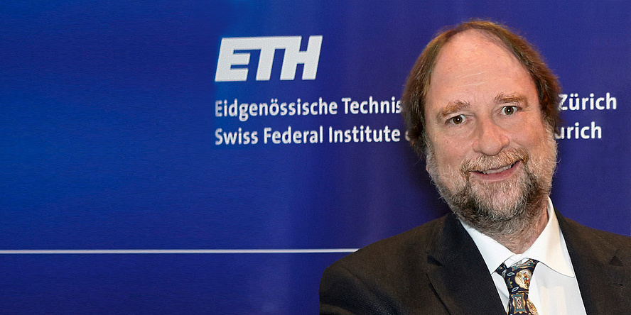 ETH Zürich-Professor Friedemann Mattern vor blauem Hintergrund mit dem Schriftzug "ETH"