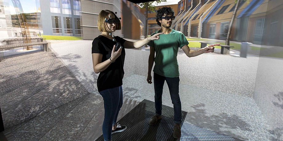 Junge Frau und junger Mann mit Datenbrillen in einer virtuellen Umgebung mit Straße, Rasen und Häusern. 