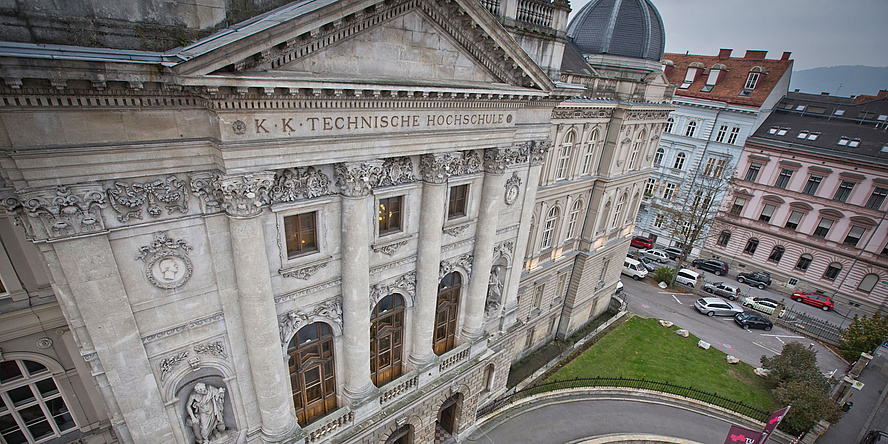 Luftaufnahme des historischen Gebäudes der Technischen Universität Graz