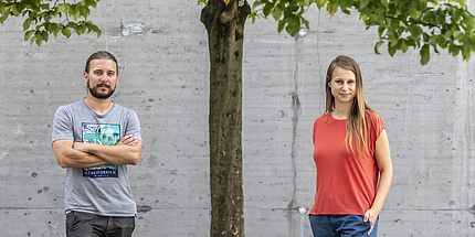 Markus Tranninger und Andrea Pferscher stehen unter einem Baum in der Inffeldgasse.