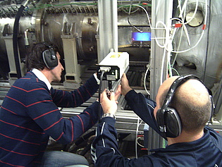 Thomas Leitgeb (left) and Andreas Lang (right) performing Dual Laser Vibrometer measurements at the DLR in Cologne.