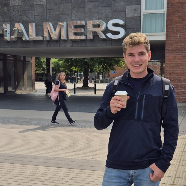 Ein Studierender steht vor dem Gebäude der Chalmers University in Göteborg.
