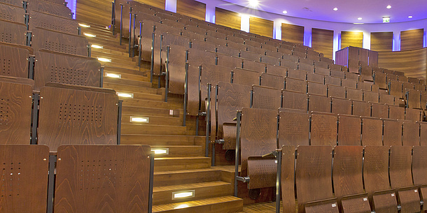 Leere Stuhlreihen in einem Hörsaal.